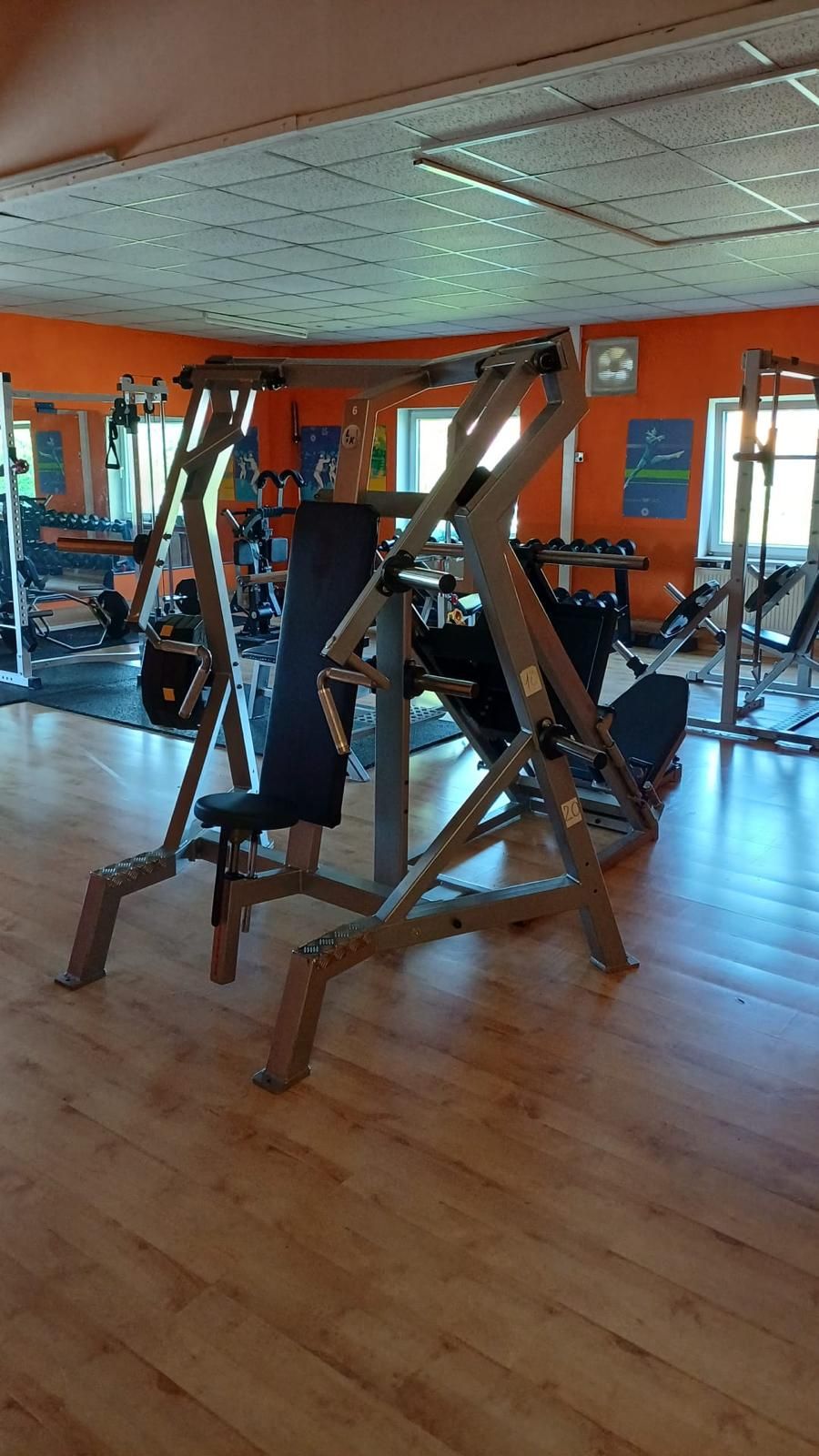 Plate-Loaded Brustpresse im Sportsclub Bovenden mit Kurzhanteln im Hintergrund