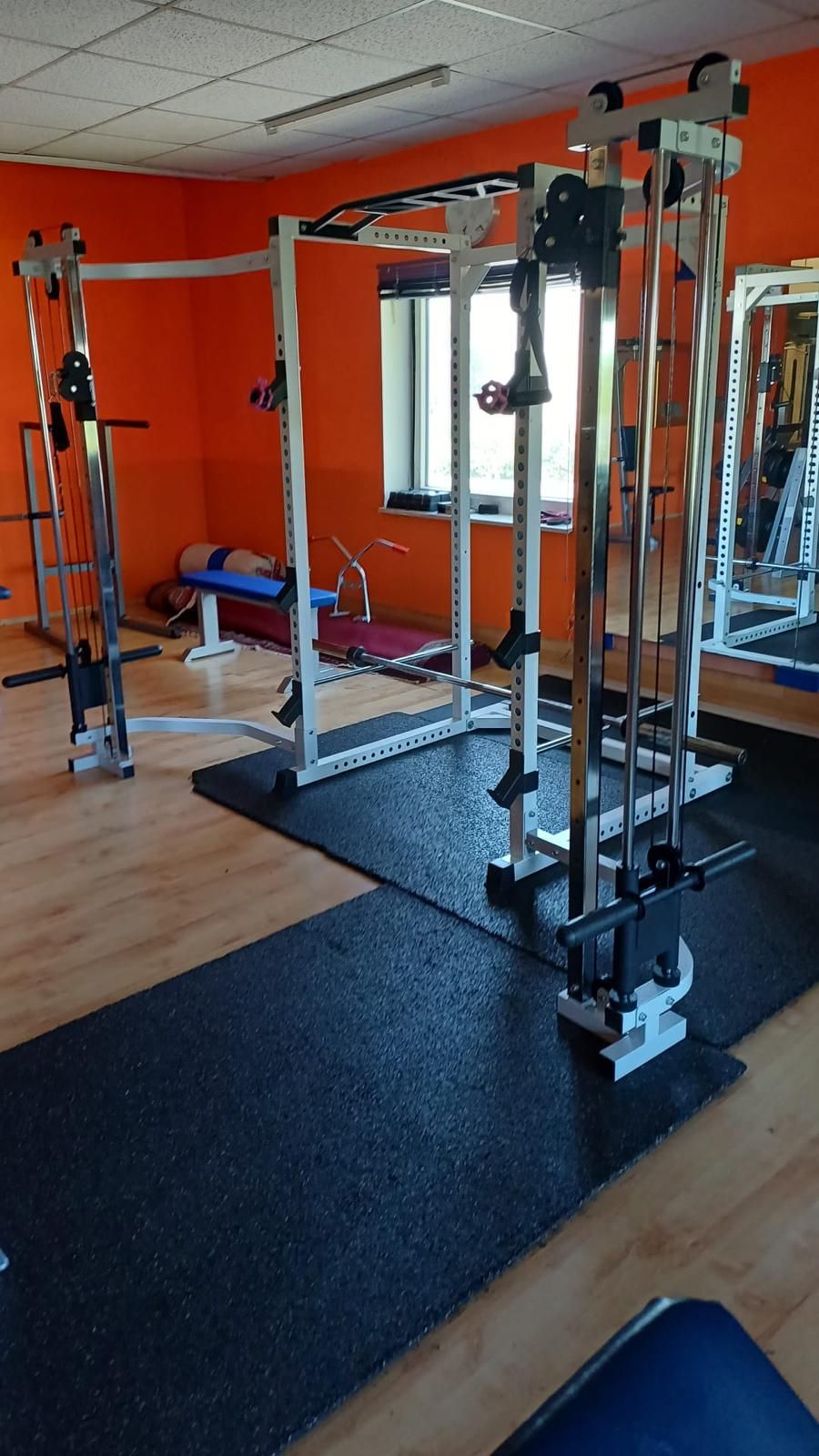 Power-Rack mit Kabelzugstation auf gepolstertem Boden