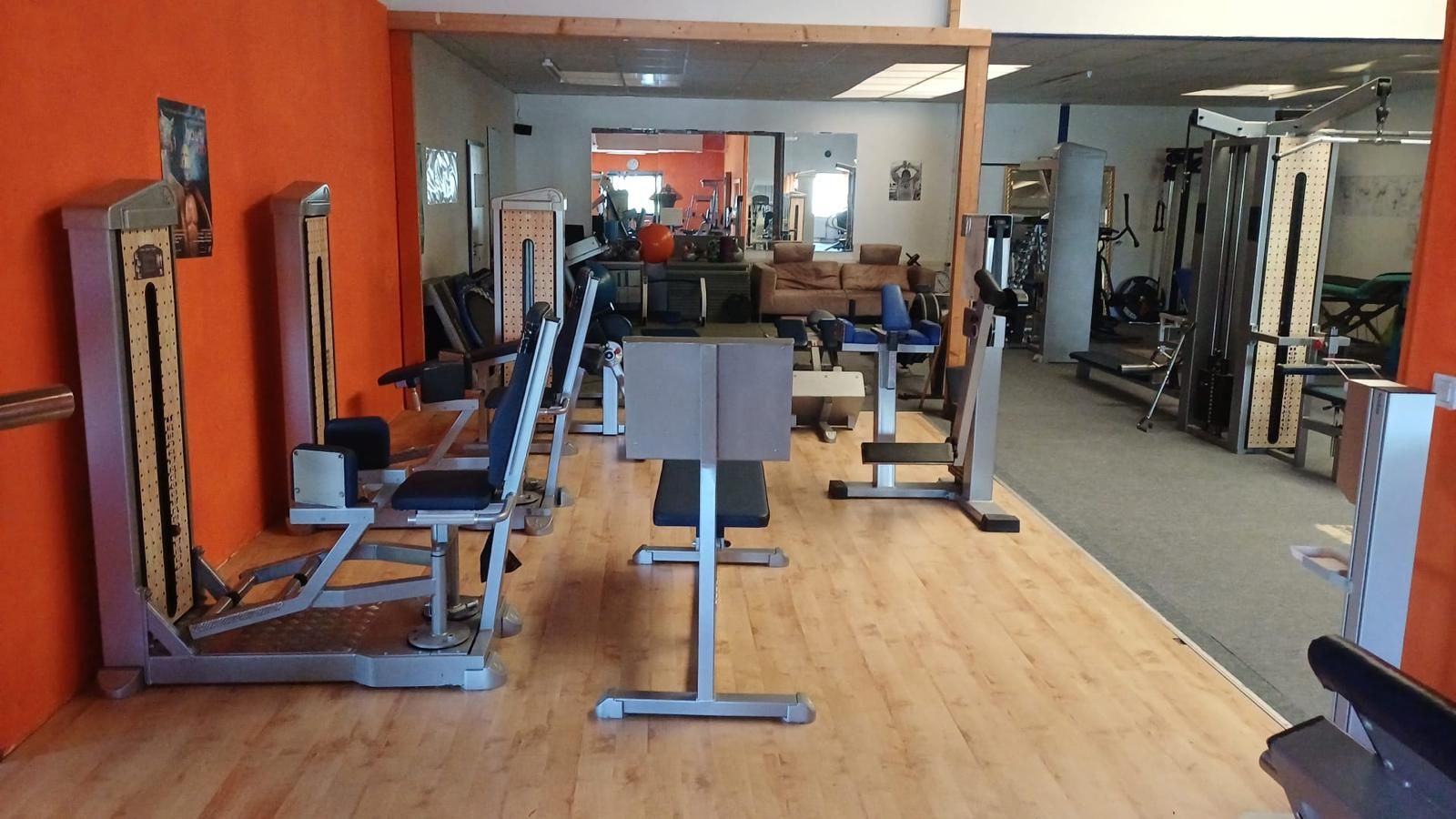 Trainingsfläche des Sportsclub Bovenden mit Kraftgeräten, Hantelbänken und gemütlicher Sitzecke